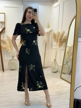 Cargar imagen en el visor de la galería, ASTREA – Maxi vestido negro con flores delicadas y abertura