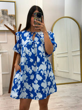 Cargar imagen en el visor de la galería, TOMASA - Vestido corto azul con flores blancas