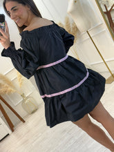 Cargar imagen en el visor de la galería, MACARENA – Vestido negro con encaje rosa manga larga