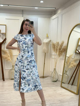 Cargar imagen en el visor de la galería, PSIQUE – Vestido midi blanco con flores azules