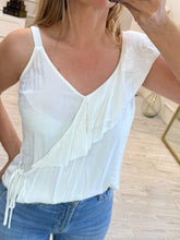 Cargar imagen en el visor de la galería, ELISA – Blusa blanca cruzada con olán
