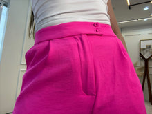 Cargar imagen en el visor de la galería, FEBE – Short fucsia de vestir con botones