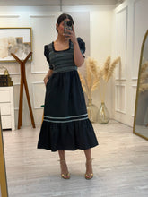Cargar imagen en el visor de la galería, BRISA - Maxi vestido negro con detalles blancos