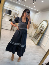 Cargar imagen en el visor de la galería, ATENEA – Maxi vestido negro con smock blanco