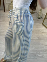 Cargar imagen en el visor de la galería, ASTERIA – Pantalón de rayas azul y blanco tipo lino