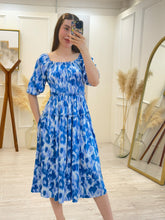 Cargar imagen en el visor de la galería, CORALINE - Maxi vestido estampado azul