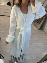 Cargar imagen en el visor de la galería, FARREN - Cardigan blanco flecos