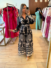 Cargar imagen en el visor de la galería, AIDA - Maxi vestido negro estampado