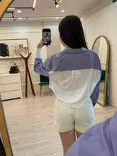 Cargar imagen en el visor de la galería, RAVEN - Blusa azul con blanco
