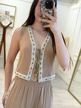 Cargar imagen en el visor de la galería, GORETTI - Set pantalón y blusa café