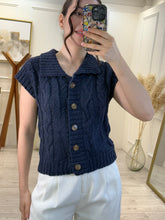 Cargar imagen en el visor de la galería, ROSALÍA – Blusa chaleco tejida azul marino con botones