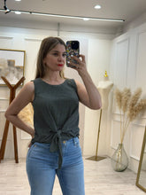 Cargar imagen en el visor de la galería, LORENA – Blusa negra a rayas con nudo al frente