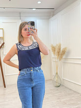 Cargar imagen en el visor de la galería, VIOLET - Blusa azul marino sin mangas