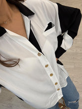 Cargar imagen en el visor de la galería, CATALINA – Camisa blanca con negro y botones de madera