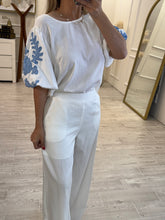 Cargar imagen en el visor de la galería, NORMA - Set pantalon y blusa blanco con detalles azules