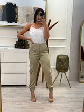 Cargar imagen en el visor de la galería, HILDA - Pantalón verde olivo