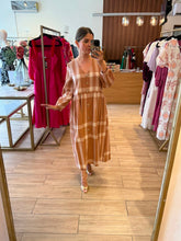 Cargar imagen en el visor de la galería, AUBREY - Maxi vestido café