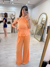 Cargar imagen en el visor de la galería, AURA – Set naranja plisado de top halter y pantalón