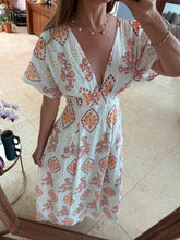 Cargar imagen en el visor de la galería, BLAKE - Maxi vestido blanco estampado naranja