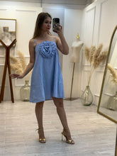Cargar imagen en el visor de la galería, ESTRELLA – Vestido corto azul a rayas con flor