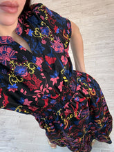Cargar imagen en el visor de la galería, HÉCATE – Maxi vestido negro con flores rosa y azul