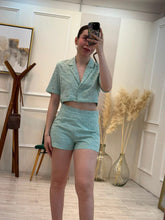 Cargar imagen en el visor de la galería, GABRIELLE - Set blusa y short verde claro