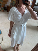 Cargar imagen en el visor de la galería, CONSTANZA - Vestido midi blanco manga corta