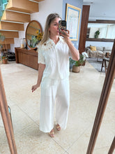 Cargar imagen en el visor de la galería, DOMINGA - Set blusa y pantalon blanco