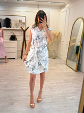 Cargar imagen en el visor de la galería, KIMORA - Set blusa y short blanco estampado