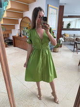 Cargar imagen en el visor de la galería, RAELYN - Vestido verde bordado mangas