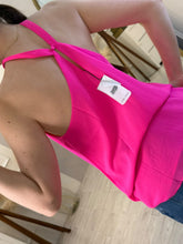 Cargar imagen en el visor de la galería, ASTREA – Blusa fucsia halter cruzada
