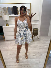 Cargar imagen en el visor de la galería, MAGDALENA - Vestido blanco tirantes estampado