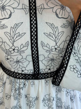 Cargar imagen en el visor de la galería, OCTAVIA - Maxi vestido blanco estampado negro