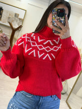 Cargar imagen en el visor de la galería, SARA – Suéter rojo cuello alto con grecas