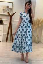 Cargar imagen en el visor de la galería, BLANCA - Maxi vestido azul estampado marino