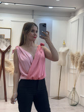 Cargar imagen en el visor de la galería, ROSALIA – Body rosa satinado cruzado con moños