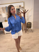 Cargar imagen en el visor de la galería, DOLORES - Blusa azul satinada