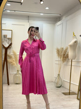 Cargar imagen en el visor de la galería, DARIANA - Vestido midi fucsia animal print