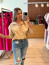 Cargar imagen en el visor de la galería, HALLIE - Camisa khaki