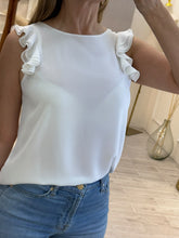 Cargar imagen en el visor de la galería, XIMENA – Blusa blanca con olanes en hombros