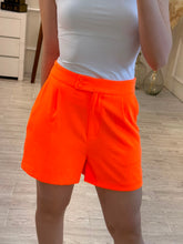 Cargar imagen en el visor de la galería, NELLIE - Short naranja neon