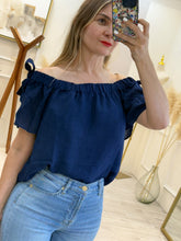 Cargar imagen en el visor de la galería, AZUCENA – Blusa azul marino de hombros descubiertos
