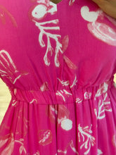 Cargar imagen en el visor de la galería, TORI - Maxi vestido fucsia estampado