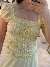 Cargar imagen en el visor de la galería, SHARLEENA - Vestido midi amarillo pastel