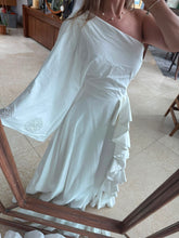 Cargar imagen en el visor de la galería, CONCHITA - Maxi vestido blanco asimétrico