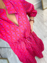 Cargar imagen en el visor de la galería, VENUS – Maxi vestido fucsia estampado de manga larga