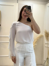 Cargar imagen en el visor de la galería, FIORELLA - Blusa blanca