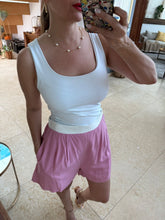 Cargar imagen en el visor de la galería, ITZEL - Short rosa con blanco