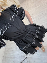 Cargar imagen en el visor de la galería, DAMIA – Vestido corto negro con olanes ribeteados