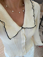 Cargar imagen en el visor de la galería, ELENA - Blusa beige con detalles negros